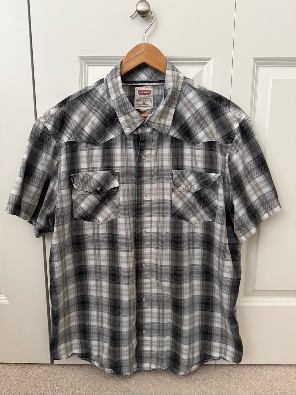 Men’s Levi’s XL Plaid Gray White Shirt Short Sleeve Snap Close Pockets Logo